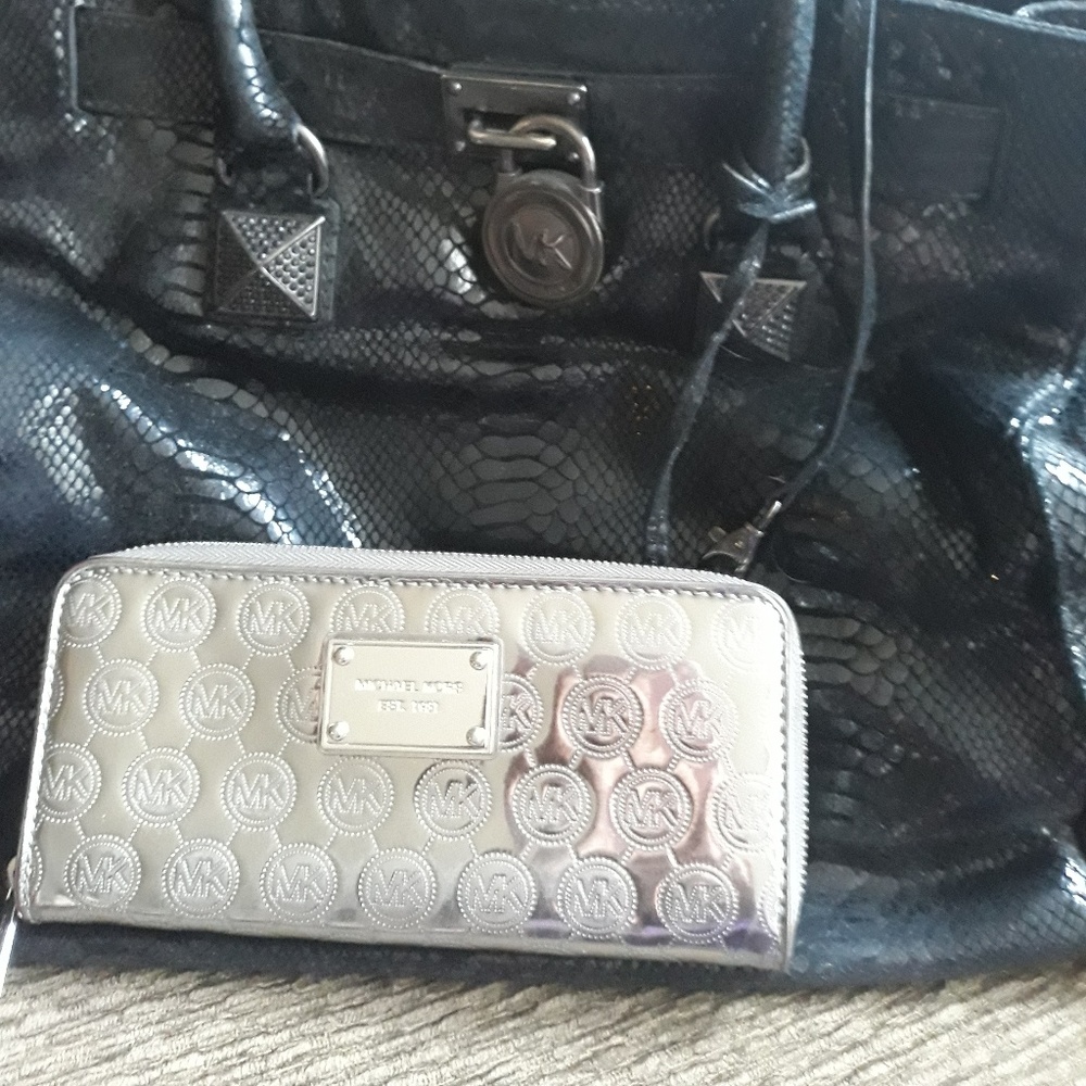 Micheal Kors Hamilton purse w matching  wallet.